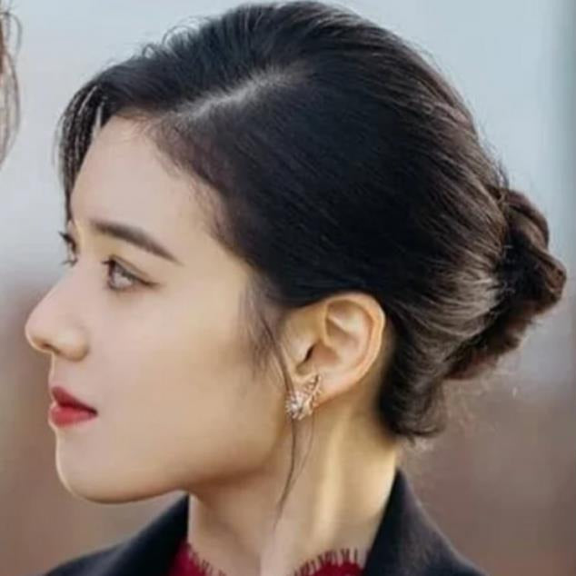 The King: Eternal Monarch Jung Eun-chae Rose Gold Feather Earrings