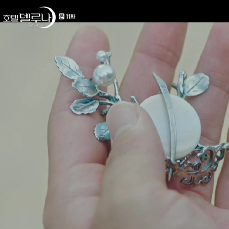 Moon Tree Hair Stick Hotel Del Luna